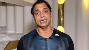 சோலி முடிஞ்சுடுச்சு.. ஏன் இன்னும் இழுத்துக்கிட்டே இருக்காரு.. மூத்த இந்திய வீரர் பற்றி அக்தர் அதிரடி