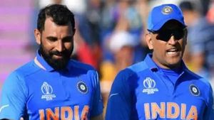 மகனே.. நான் உனக்கு கேப்டன்.. தப்பு செய்துவிட்டு பொய் சொன்ன ஷமி.. செம கடுப்பாகி எகிறிய தோனி!