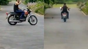 காத்திருந்த ரசிகர்கள்... பைக்கில் வந்து கையசைத்த கேப்டன் கூல்