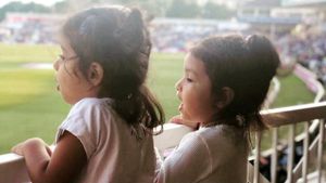 எங்க அப்பா ரிடையர்ட் ஆயிட்டாரு... எங்க அப்பாவும்தான்... வைரலாகும் தேவதைகளின் புகைப்படம்