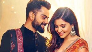 கோலி - அனுஷ்கா குழந்தையை கொஞ்சும் “கட்டப்பா” டிவில்லியர்ஸ்.. விழுந்து விழுந்து சிரிக்கும் ரசிகர்கள்!