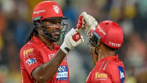அந்த சின்னப் பையனுக்காக கிறிஸ் கெயிலை தூக்குவீங்களா? விளாசிய ரசிகர்கள்!