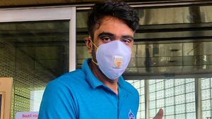 விலகிய தோள்பட்டை?.. வலியில் கதறிய அஸ்வின்.. பாதி போட்டியில் கையில் கட்டுடன் வெளியேறினார்..என்ன ஆனது?