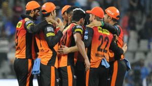 திருந்தாத SRH.. வந்த வரைக்கும் லாபம் என போட்டுத்தாக்கிய KKR - மும்பை, ஆர்ஆர்க்கு நெருக்கடி