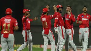 எங்க ஊருங்கள்ல காலையில இப்படிதான் உட்காருவாங்க... ரோட்ஸின் யோகாசனத்திற்கு ரசிகர்கள் கமெண்ட்