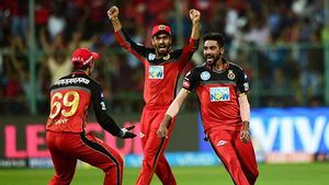 அதுக்குள்ள 4 விக்கெட்டா.. சிராஜ் வேட்டை.. கொல்கத்தா அதிர்ச்சி.. கோலி செம ஹேப்பி!