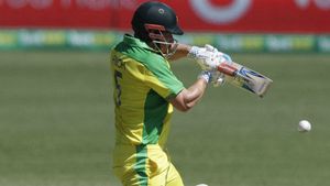 IND vs AUS : என்ன அநியாயம் இது.. ஒரு ஓவருக்கு 2 பாலை காணோம்.. நொந்து நூடுல்ஸ் ஆன ரசிகர்கள்!