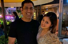 தோனி, சாக்ஷி, ஜிவா கலக்கல் நடனம்... விசில் போட்டு பதிவிட்ட சிஎஸ்கே... எப்படி ஆடுறாருன்னு பாருங்க!