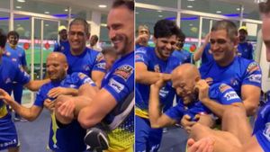 கேக்கை எடுத்து மோனு சிங் முகத்தில் தேய்த்து... தோனியா இப்படி... கலக்கல்!