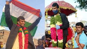 மேள தாளங்கள் முழங்க.. சாரட் வண்டியில் மிதந்தபடி வந்த நடராஜன்.. சின்னப்பம்பட்டி மக்கள் மாஸ் வரவேற்பு