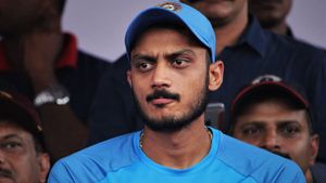 காலையில் ஓடி வந்த வீரர்.. போட்டிக்கு 2 மணி நேரத்திற்கு முன் நீக்கப்பட்ட அக்சர் பட்டேல்.. பேட் நியூஸ்