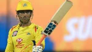 எனக்கு எதிராக அவ்வளவு பேசினார்.. அவரை எடுக்க வேண்டாம்.. கறாராக நோ சொன்ன தோனி.. பின்வாங்கிய சிஎஸ்கே?