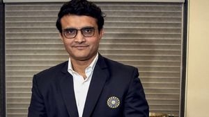 ரிஷப் பந்த் மாதிரி என்னோட காலகட்டத்துல சேவாக், தோனி, யுவராஜ் இருந்தாங்க...கங்குலி சொல்லியிருக்காரு!