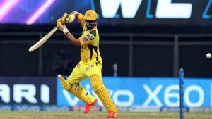 ஹர்பஜன் காலில் விழுந்த சுரேஷ் ரெய்னா. களத்திலேயே நடந்த சம்பவம்.. சக வீரர்கள் திகைப்பு..காரணம் என்ன?