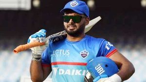 இப்பதானே ஆரம்பிச்சுருக்காரு... போக போக பாருங்க பட்டைய கிளப்புவாரு... ஷிகர் தவான் பாராட்டு யாருக்கு?