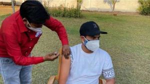 கிரிக்கெட் வீரருக்கு ஒரு ரூல்ஸா? தடுப்பூசி பெறுவதில் விதிமீறல்? குல்தீப் மீது பாயும் சட்ட நடவடிக்கை