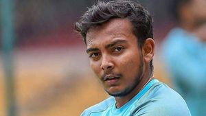 தம்பி என்ன பொட்டியைத் தூக்கிட்டு கோவா கிளம்பிட்டீங்க