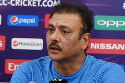 நீங்க ரூல்ஸ வேணா மாத்தலாம்.. ஆனா.. புதிய டெஸ்ட் தரவரிசை பட்டியல்.. ஐசிசி மீது ரவி சாஸ்திரி சாடல்!