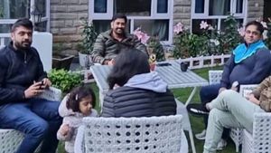 புதிய கெட்டப்- ல் தோனி.. குடும்பத்தினருடன் இன்பச்சுற்றுலா.. முக்கிய நகரத்தில் குவியும் ரசிகர்கள்!