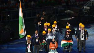 பாரா ஒலிம்பிக் 2020 தொடக்கம்: தேசிய கொடி ஏந்திச் செல்லும் மாரியப்பன் - பெருமை மிகு தருணம்