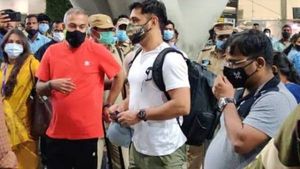 சென்னையில் தோனி.. முதல் அணியாய்.. அமீரகம் பறக்கும் சிஎஸ்கே - ஐபிஎல் கதகளி ஸ்டார்ட்ஸ்