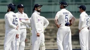 ‘இந்தியாவுக்கு எமனாக மாறிய ஹெட்டிங்லி’.. நல்ல ஷாட்களுக்கு கூட விக்கெட்.. 78 ரன்னுக்கு சுருண்டது!
