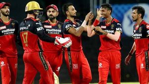 சிஎஸ்கேவை எளிதாக வீழ்த்தலாம்.. சில மாற்றங்கள் போதும்.. கோலிக்கு முன் இருக்கும் 5 முக்கிய சிக்கல்கள்