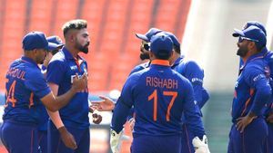 IND vs WI – தமிழக வீரர் அபார பந்துவீச்சு..!! முதல் ஒருநாள் போட்டியில் மேற்கிந்திய தீவுகள் தடுமாற்றம்