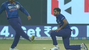 கேட்சை விட்ட சீனியர்.. பச்சை பச்சையாக திட்டிய ரோகித்.. பந்தை உதைத்து ஆத்திரம்..நடவடிக்கை பாயுமா?