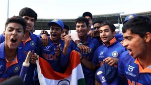 பரிசு மழையில் நனையும் U-19 இந்திய வீரர்கள்..!! பணத்தை கொட்டிய பி.சி.சி.ஐ..! பிரபலங்கள் வாழ்த்து...!!
