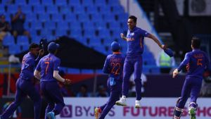 U-19 உலககோப்பை பைனல்- இங்கிலாந்தை அடிச்சி தூக்கிய இந்தியா..!! இந்திய பந்துவீச்சாளர்கள் அபாரம்..!!