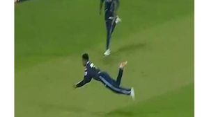 இப்படி ஒரு கேட்ச் பார்த்திருக்க மாட்டீங்க.. ஆடி போன ரசிகர்கள்.. கபில்தேவை மிஞ்சிய சுப்மான் கில்