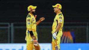 IPL - தல தோனியின் அதிரடி 50.. ஜடேஜாவின் கடைசி சிக்சர்.. சிஎஸ்கே மோசம்