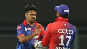 ஷர்துல் - ரிஷப் பண்ட்க்குள் களத்தில் ஏற்பட்ட பிரச்சினை..விட்டா அடிச்சிருவாரு போல.. என்ன நடந்தது?