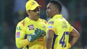 பிராவோவை பங்கமாக கலாய்த்த தோனி.. கிண்டல் செய்யும் சாக்கில் விமர்சனம்.. வீடியோ இதோ