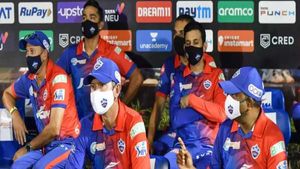 டெல்லி கேப்பிடல்ஸ் அணியில் மீண்டும் கொரோனா.. ஒட்டுமொத்த அணியும் குவாரண்டைன்..சிஎஸ்கே போட்டி நடக்குமா