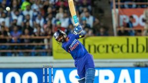 தினேஷ் கார்த்திக்கின் மரண பேட்டிங்.. 26 பந்துகளில் அரைசதம்.. காலை வாரிய பண்ட், ஸ்ரேயாஸ்