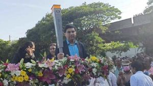 செஸ் ஒலிம்பியாட்: சென்னையில் கம்பீரமாக வலம் வந்த ஒலிம்பியாட் ஜோதி.. மேளதாளத்துடன் உற்சாக வரவேற்பு!! 