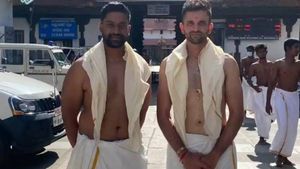 கோயிலுக்கு சென்ற தென்னாப்பிரிக்க கிரிக்கெட் வீரர்.. நவராத்திரியை முன்னிட்டு வழிபாடு.. IND vs SA