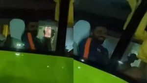 கொஞ்சம் கூட தனிமையே இல்ல பா.. மனைவியிடம் வீடியோ காலில் பேசிய கோலி.. டிரெண்ட் செய்த ரசிகர்கள்
