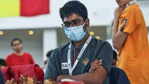 அடி தூள்.. ஒரே பெயரில் 2 கிராண்ட் மாஸ்டர்கள்.. இந்தியாவின் 76வது கிராண்ட் மாஸ்டர் ஆனார் பிரணவ்