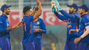 கொஞ்சம் நின்னு இருந்தா சோலி முடிச்சிருக்கும்.. இலங்கையை 306 ரன்கள் அடிக்கவிட்ட இந்தியா.. ஷனாகா சதம்