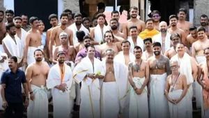 கோயிலுக்கு சென்ற இந்திய கிரிக்கெட் அணி.. விதிகளுக்கு உட்பட்டு சட்டையின்றி தரிசனம்.. 2 பேர் மிஸ்ஸிங்