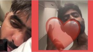 சக வீரரின் காதலியுடன் ஆபாச சாட்டிங்.. சர்ச்சையில் சிக்கிய பாக்.கேப்டன் பாபர் அசாம்.. லீக் ஆன வீடியோ!