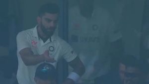 விராட் கோலி அவுட்டில் சர்ச்சை.. தவறான முடிவை அறிவித்த நடுவர்கள்.. கடுப்பான பயிற்சியாளர்