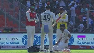 என்ன தெரிகிறது அங்கு? கோலியிடம் அடிக்கடி சென்று ஆஸி, வீரர்கள் செய்த விஷயம்.. கலாய்க்கும் ரசிகர்கள்!