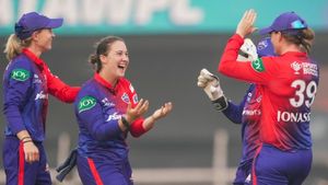 ஆடவர் IPL-ஐ தட்டி தூக்கிய மகளிர் IPL..அடி எல்லாம் இடி மாதிரி இருக்கு..டெல்லி படைத்த சாதனையை பாருங்க