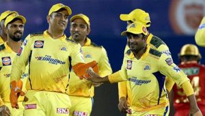 41 வயதிலும் டைவ் அடித்த தோனி.. வலியால் அவதி.. சிஎஸ்கேக்கு போச்சா.. காயத்தின் அப்டேட்?