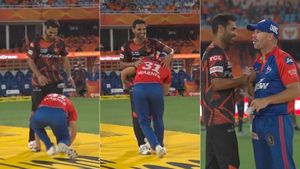 IPL - புவனேஸ்வர் குமார் காலில் விழுந்த வார்னர்.. பார்த்து ஷாக் ஆன ரசிகர்கள்.. இவ்வளவு பாசமா?