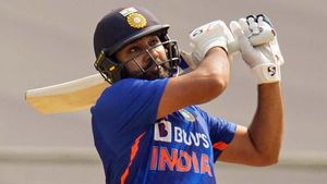 IPL - அதிரடி வீரரை களமிறக்கும் ரோகித்.. CSK வை சமாளிக்க புது யுக்தி.. அணியை தலைக்கீழாக மாற்ற முடிவு